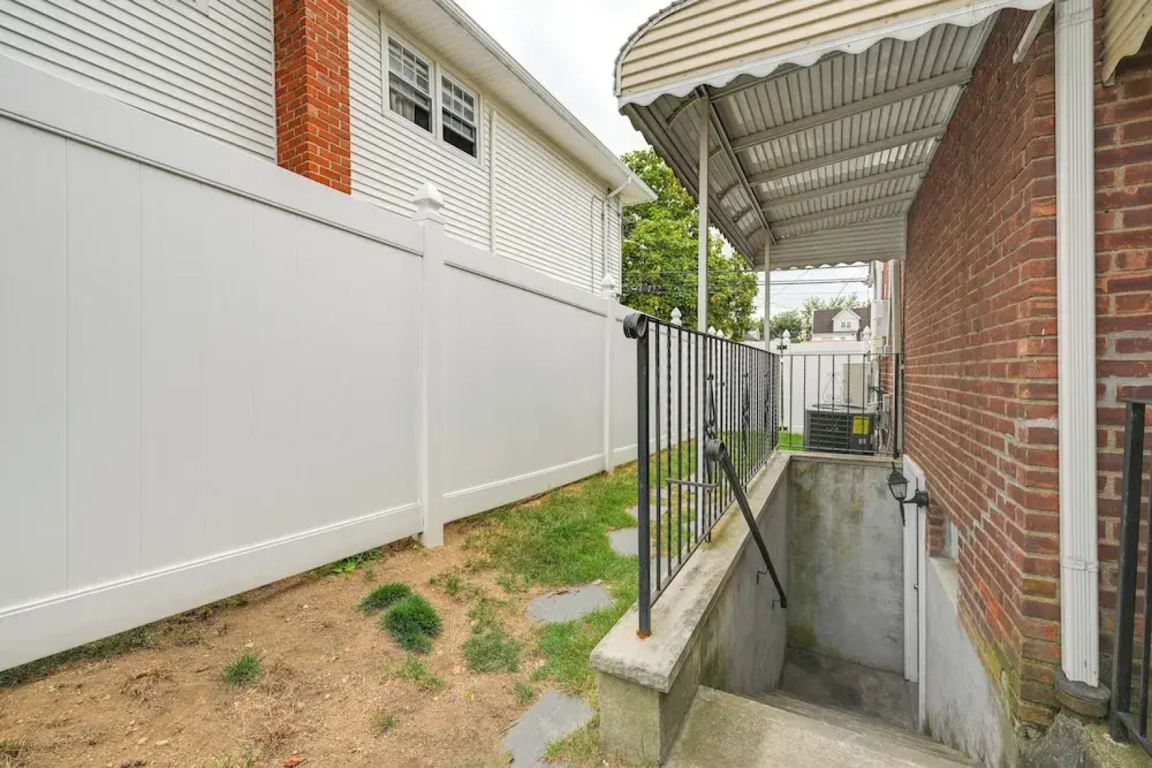 Walkable Elmont Studio: 19 Mi to New York City!