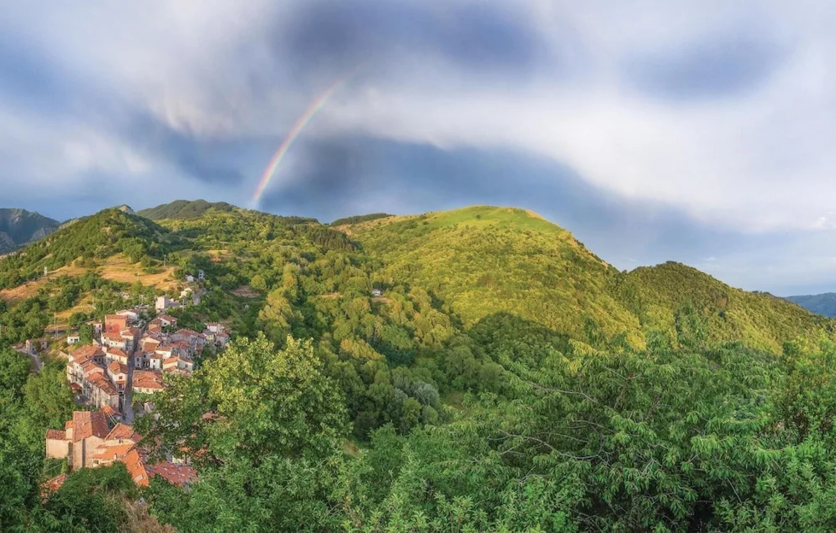 Stunning Home in Montefegatesi With 4 Bedrooms and Wifi