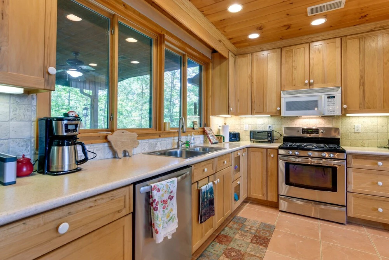 Almond Vacation Rental w/ Mountain Views!