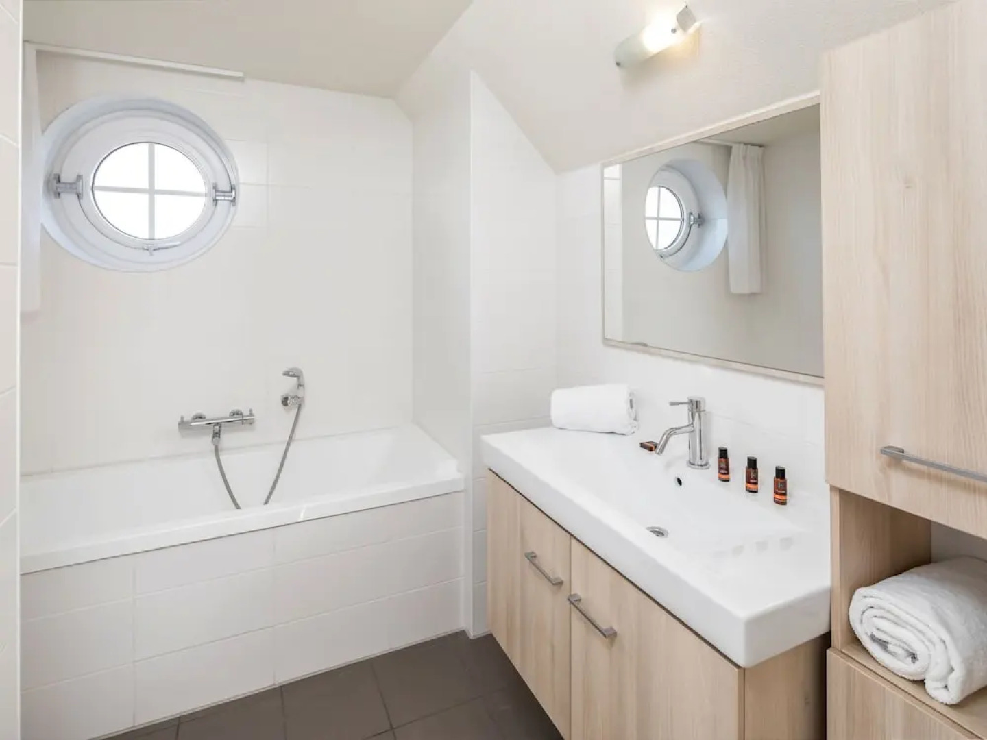 Luxurious villa with boat and game console, beach at 400 m.