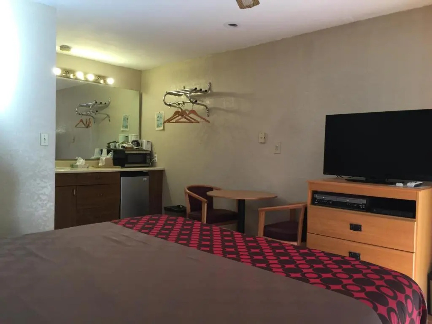 Townhouse Inn & Suites