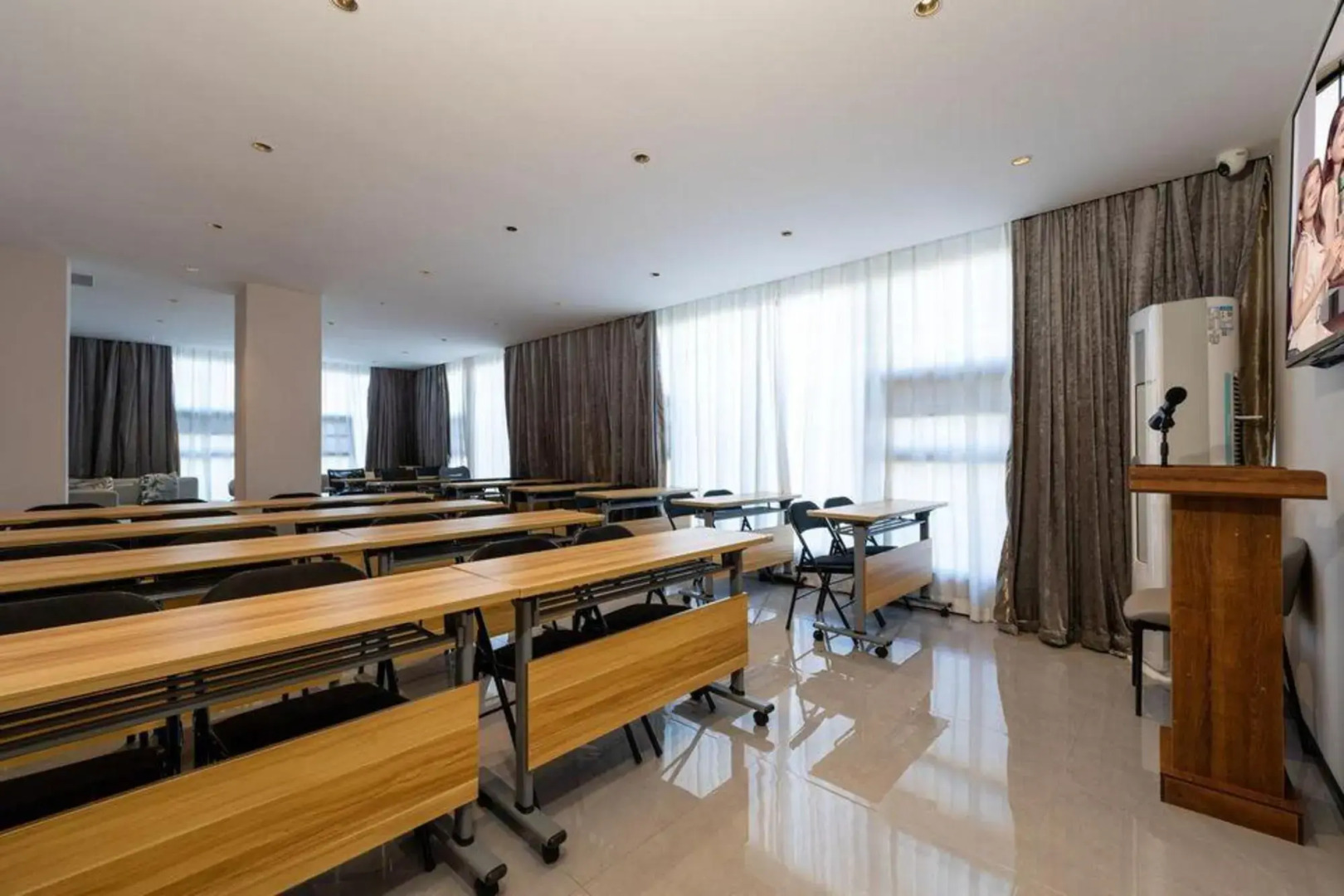 GELI Hotel (Guigang High-speed Railway Station Shenghuogang)