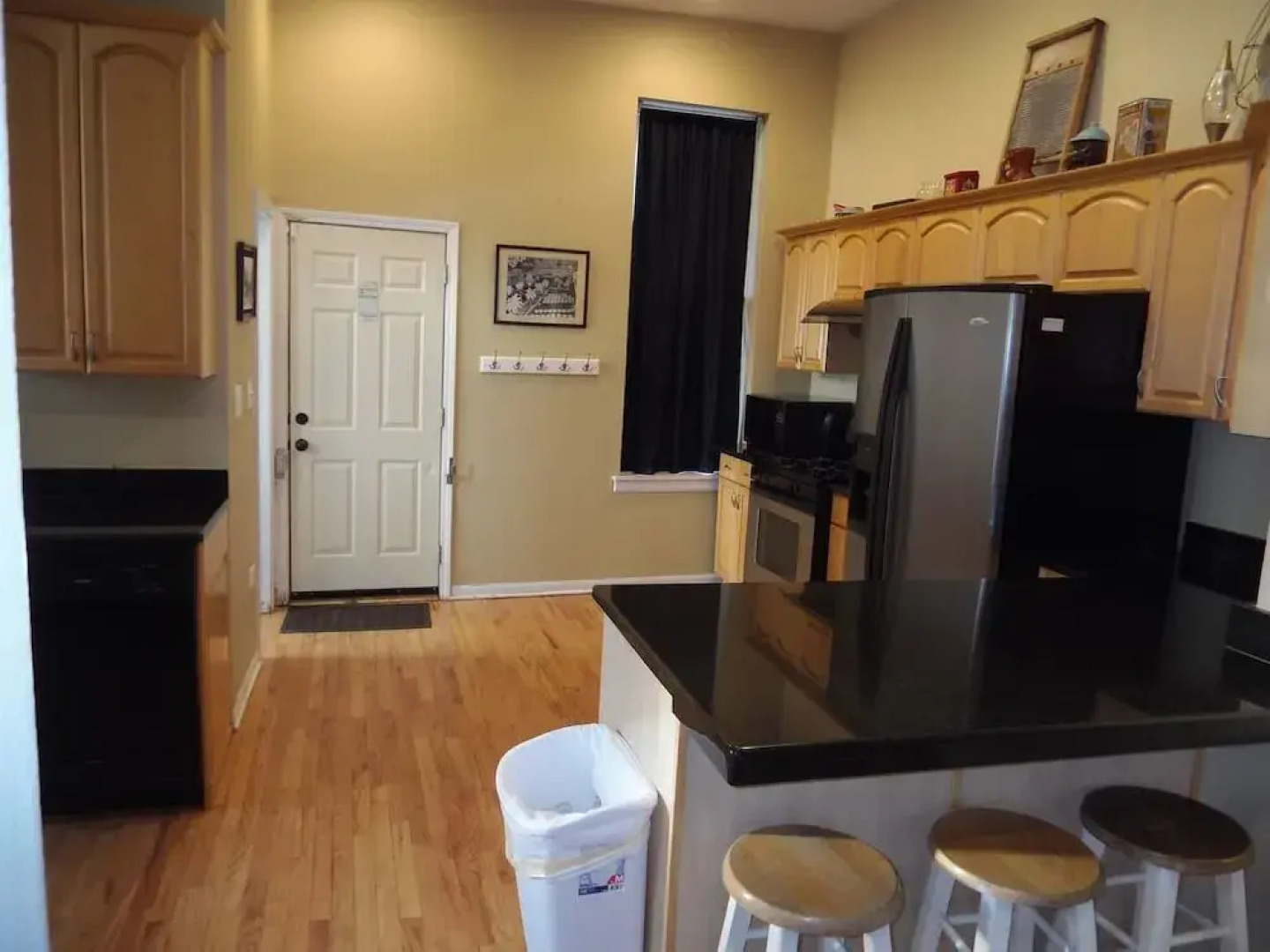 Bucktown, Urban Luxury and Convenience, Near L Train Stop at Western