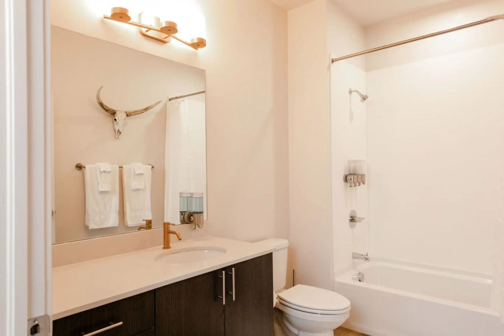 HOLT - Modern, Newly Renovated 2BR in Willits Town Center