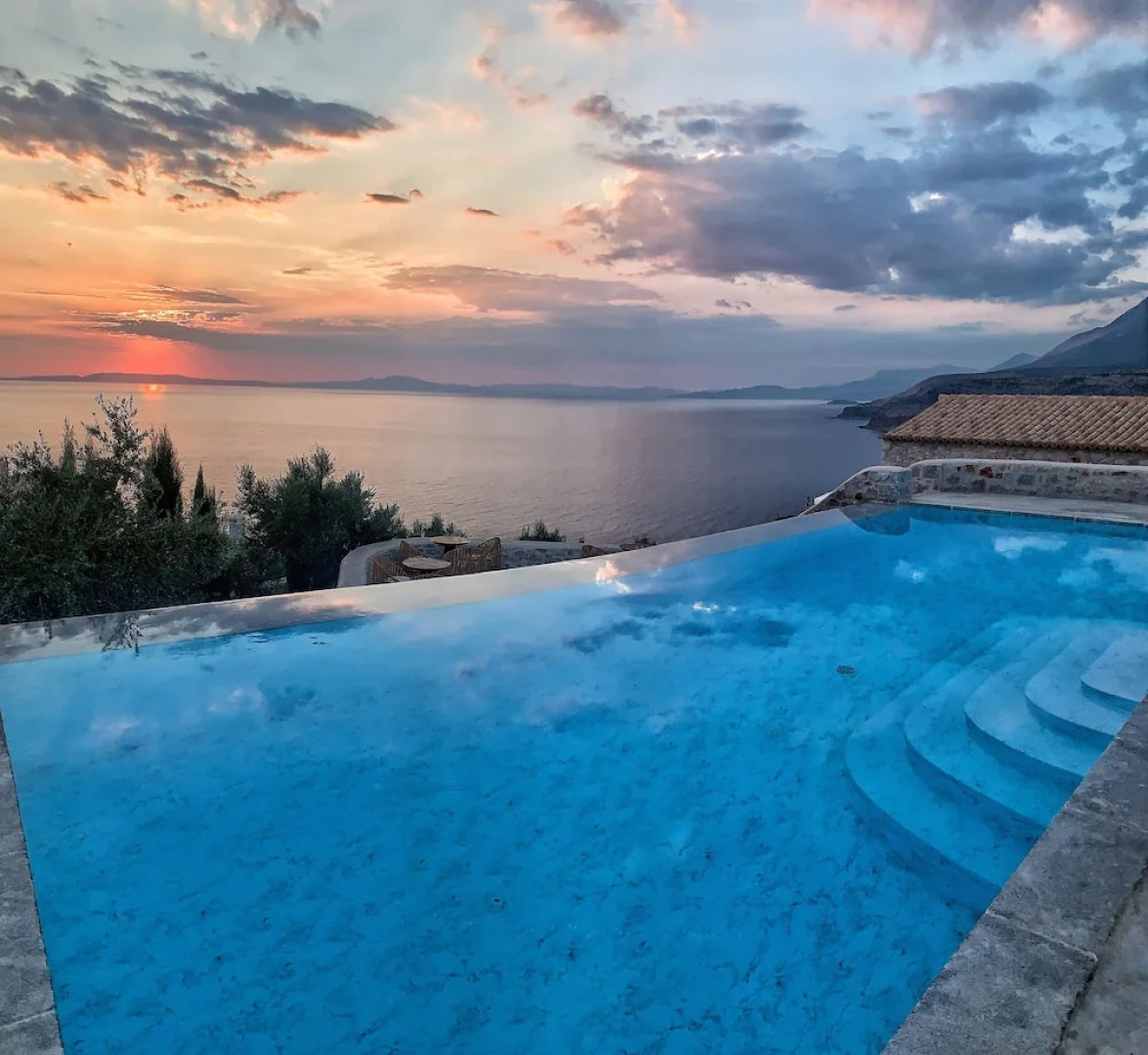 BASSA MAINA Villas & Suites