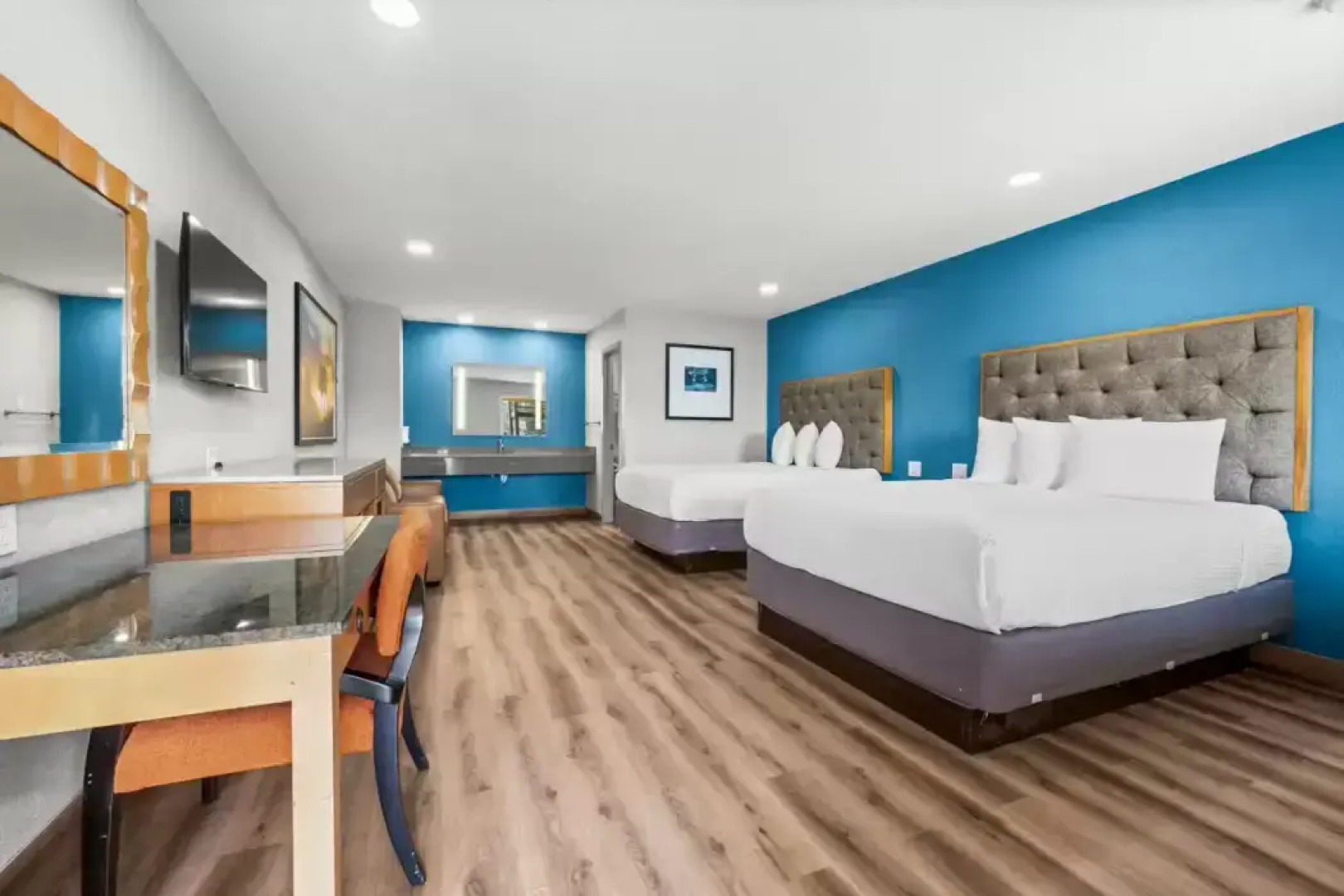 Econo Lodge Inn & Suites