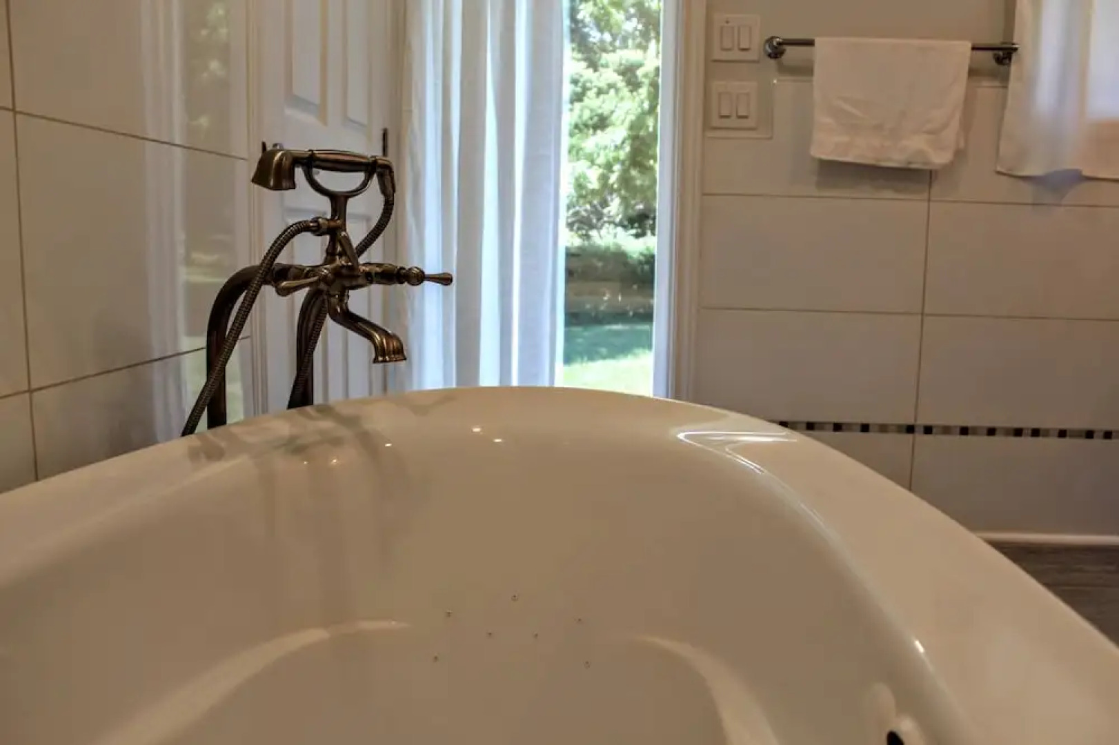 Seacliff Beach Suites - Coastal room, awesome strolling, all amenities, right in town