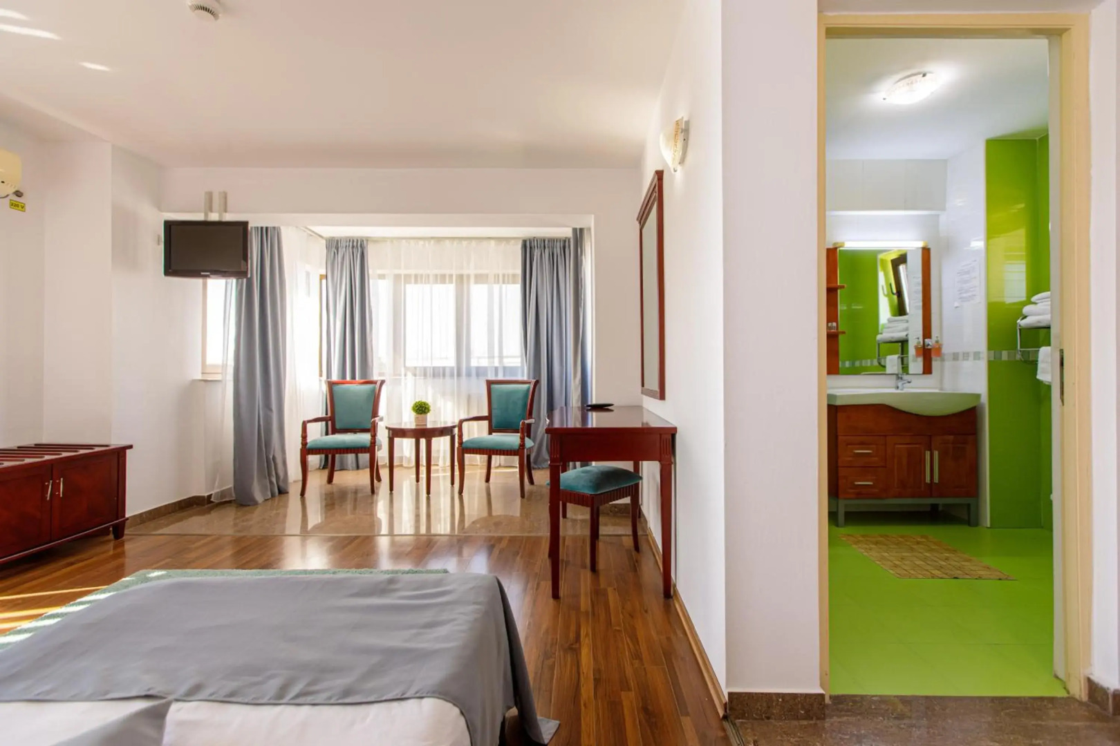 Lira Pacific Aparthotel