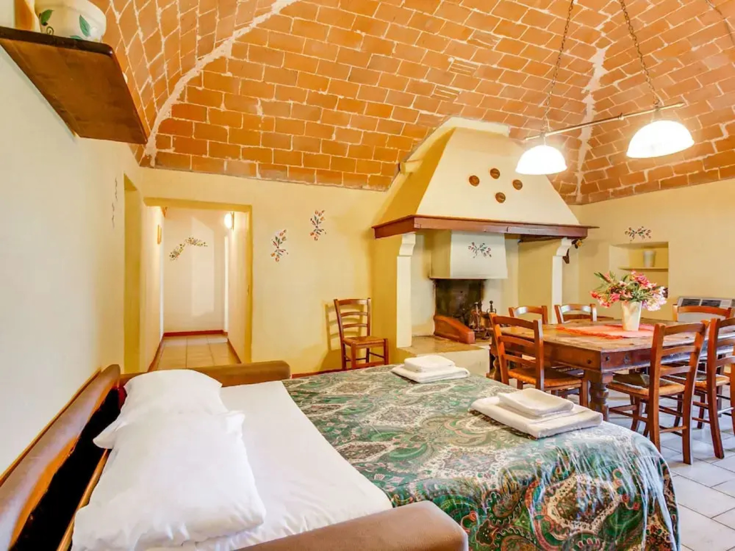 Farmhouse in Montescudaio with Shared Pool near Sea & Park