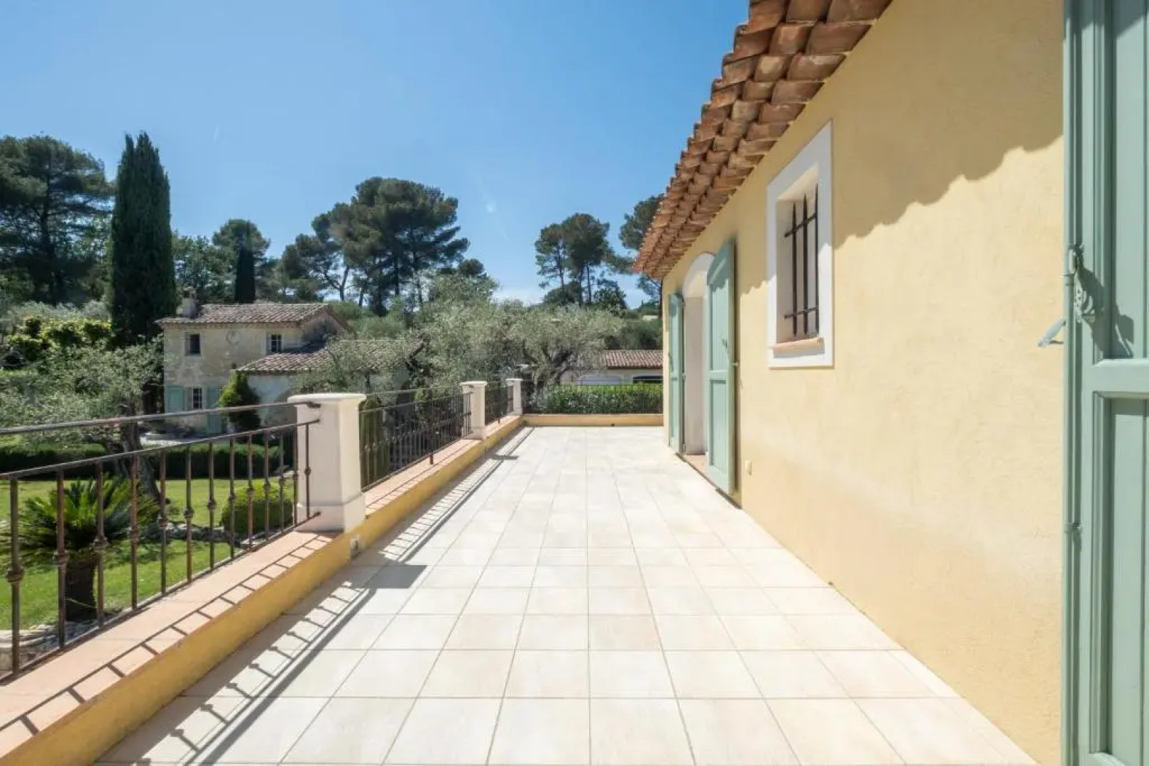 SERRENDY BIJOU de 280m2 au calme absolu avec piscine à débordement