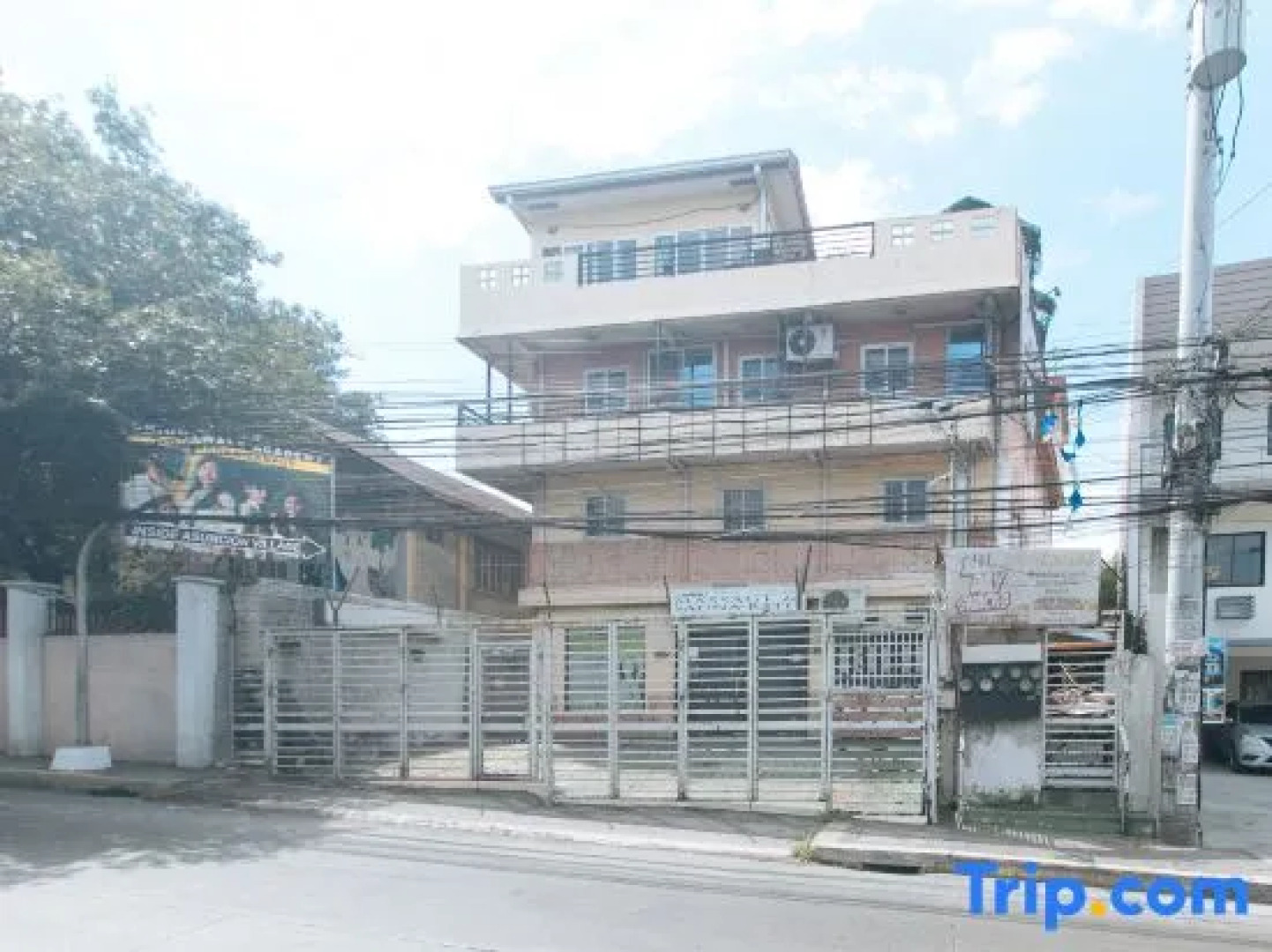 RedDoorz @ Moss Hotel Guevarra Dasmarinas