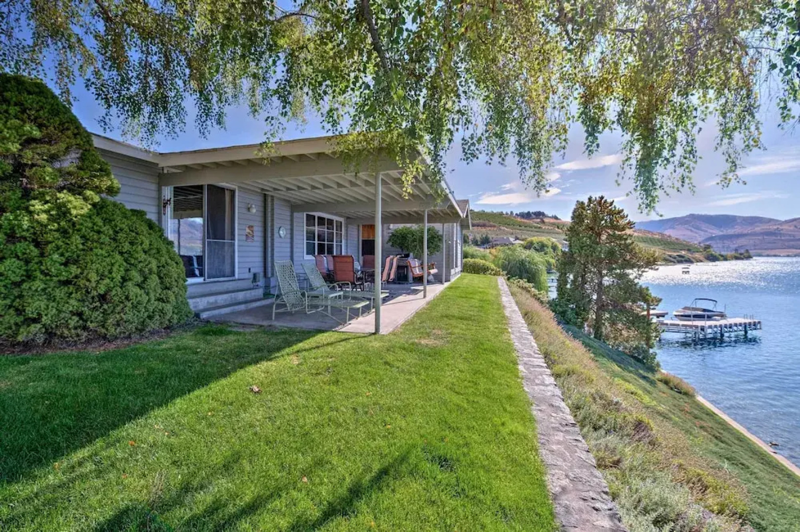 Waterfront Manson Cabin on Lake Chelan w/ Deck!