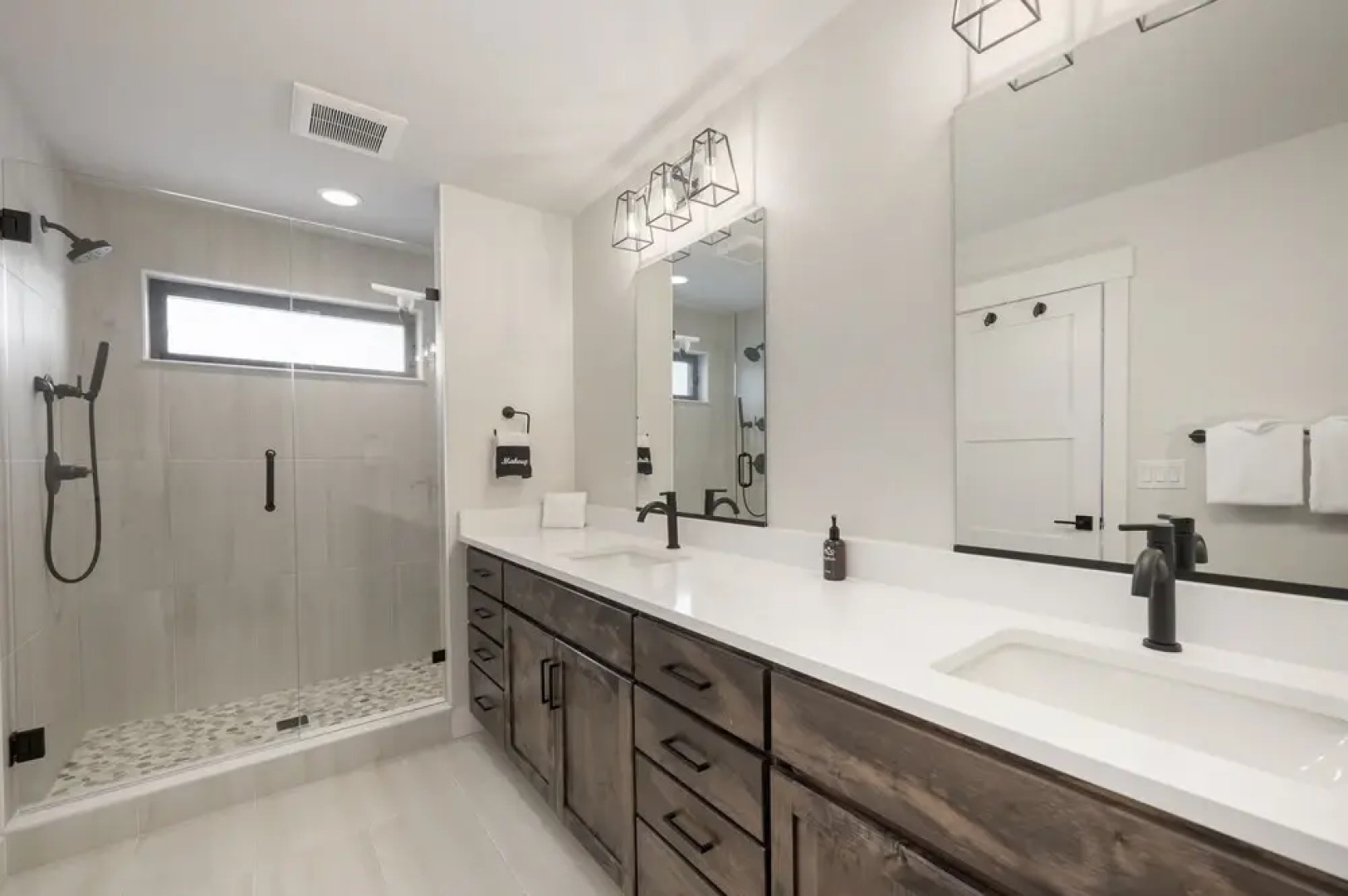 Buckhorn Cabin 4 Bedroom Cabin by RedAwning