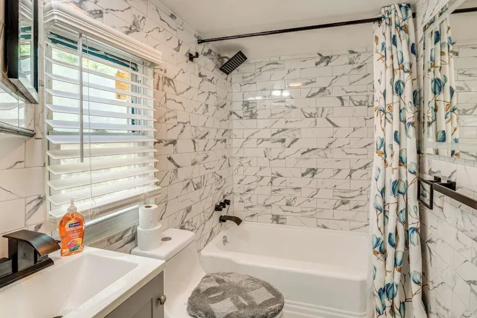 11 Mi to Manhattan: Pet-friendly Duplex w/ Yard!