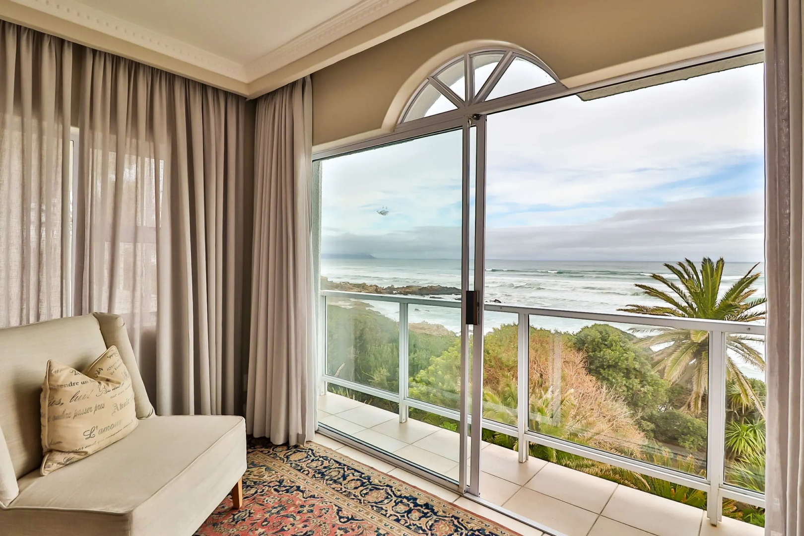 Hermanus Beachfront Lodge