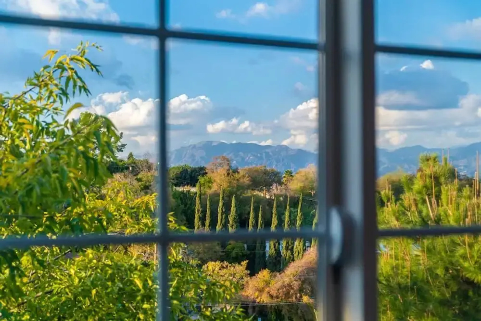 Stunning LA Luxury Retreat Ideal for Work or Play