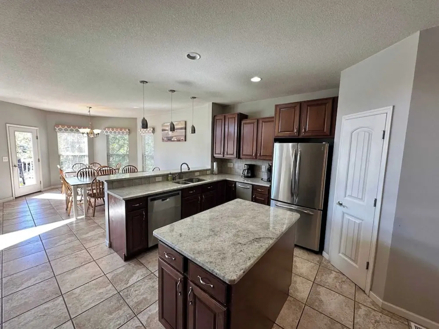 Lake It Easy - Waterfront Getaway With 7 Bedrooms!