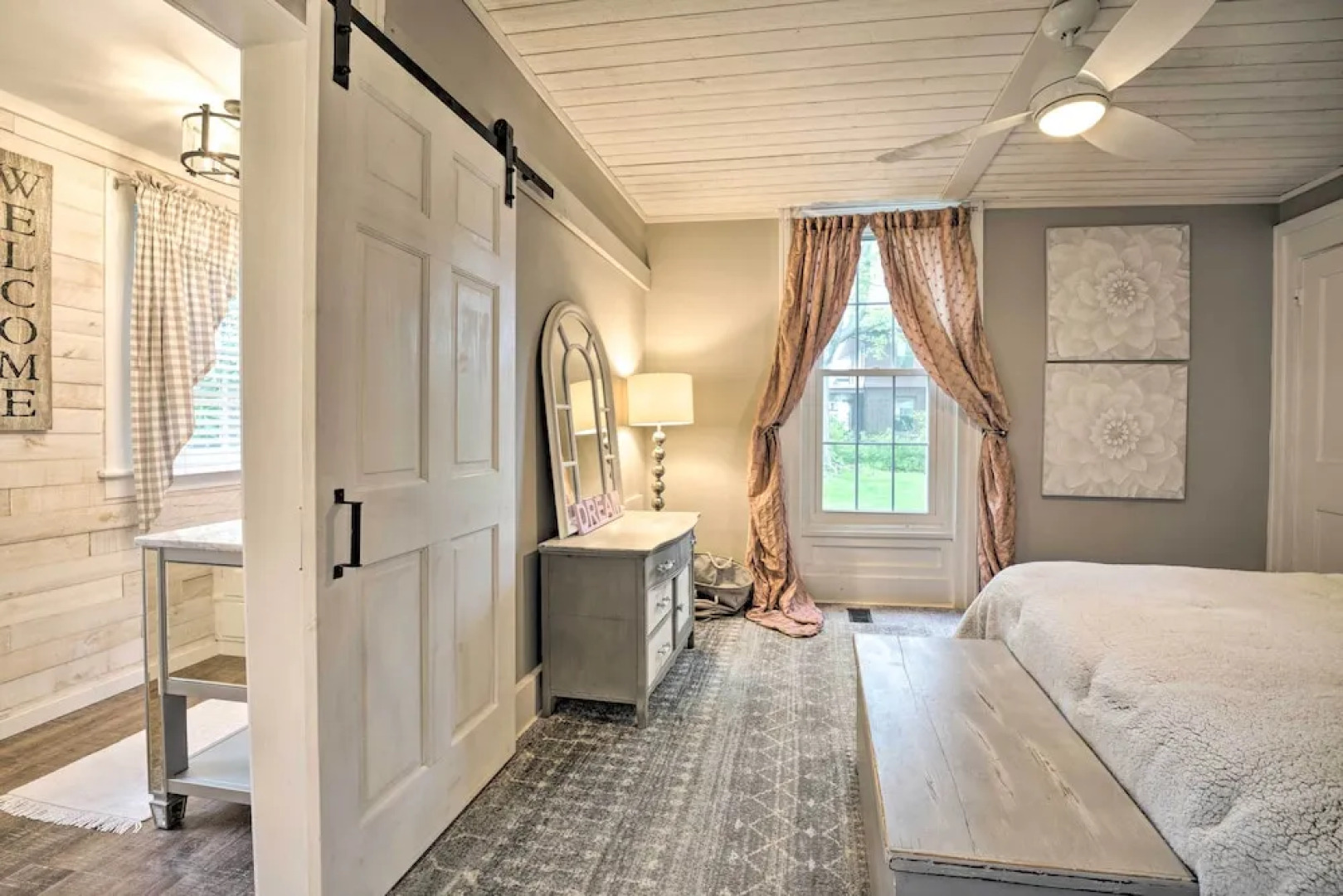 Romantic Apt Near Wineries, Golf & Lake Erie!