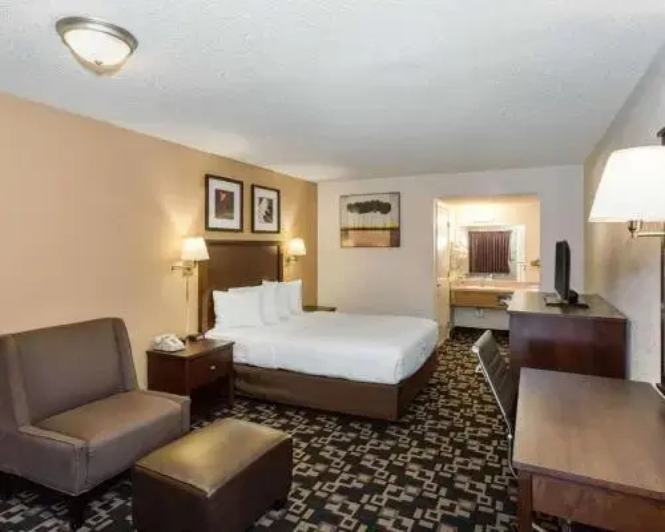 Econo Lodge Inn & Suites