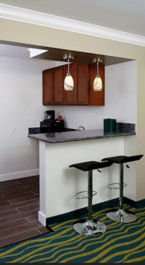 Hi View Inn & Suites