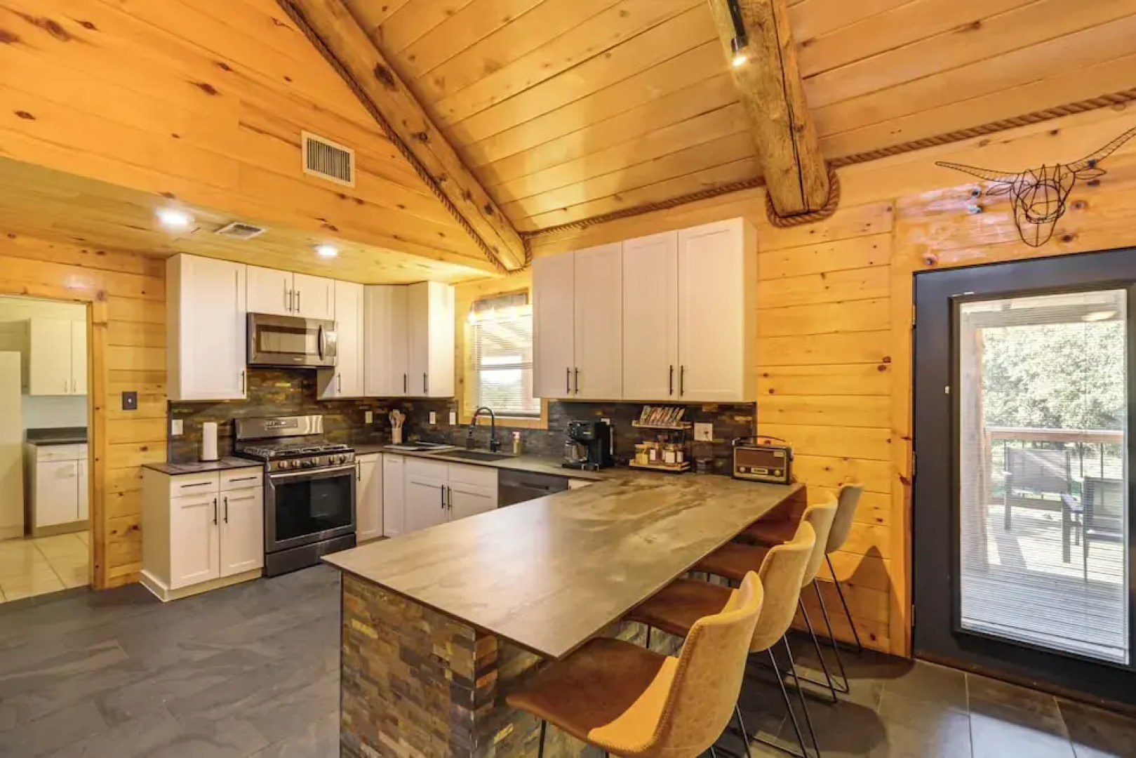 5 Mi to Dtwn Dripping Springs: Cabin w/ Jacuzzi!