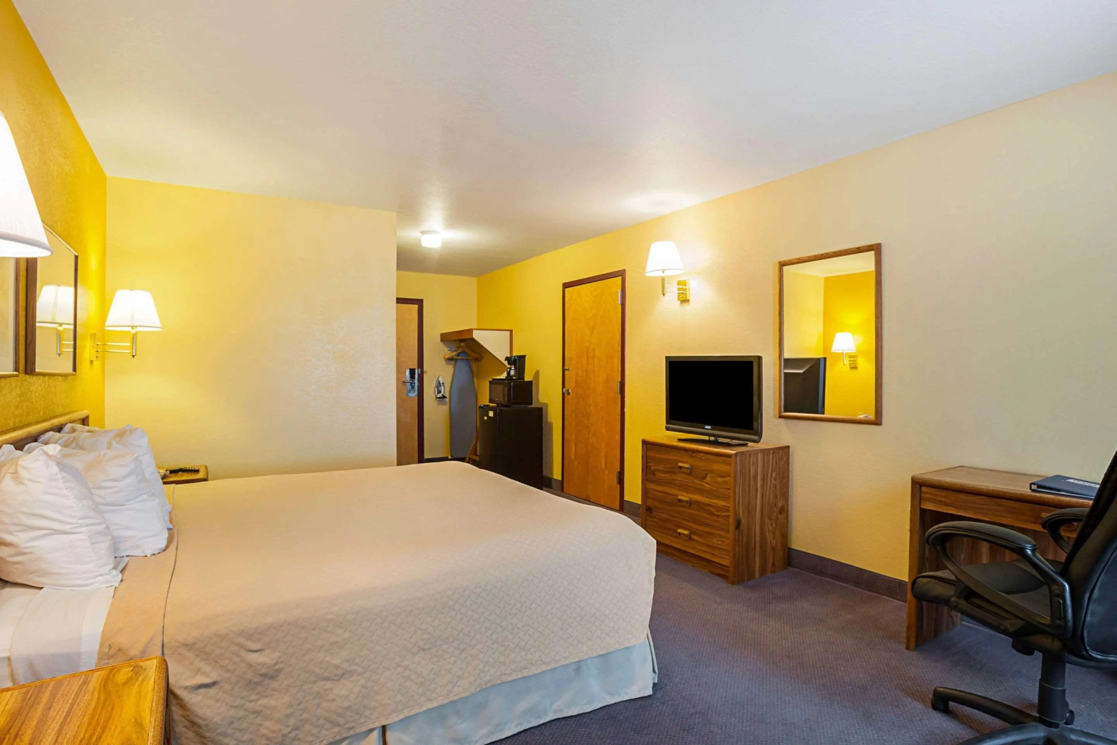 Rodeway Inn & Suites