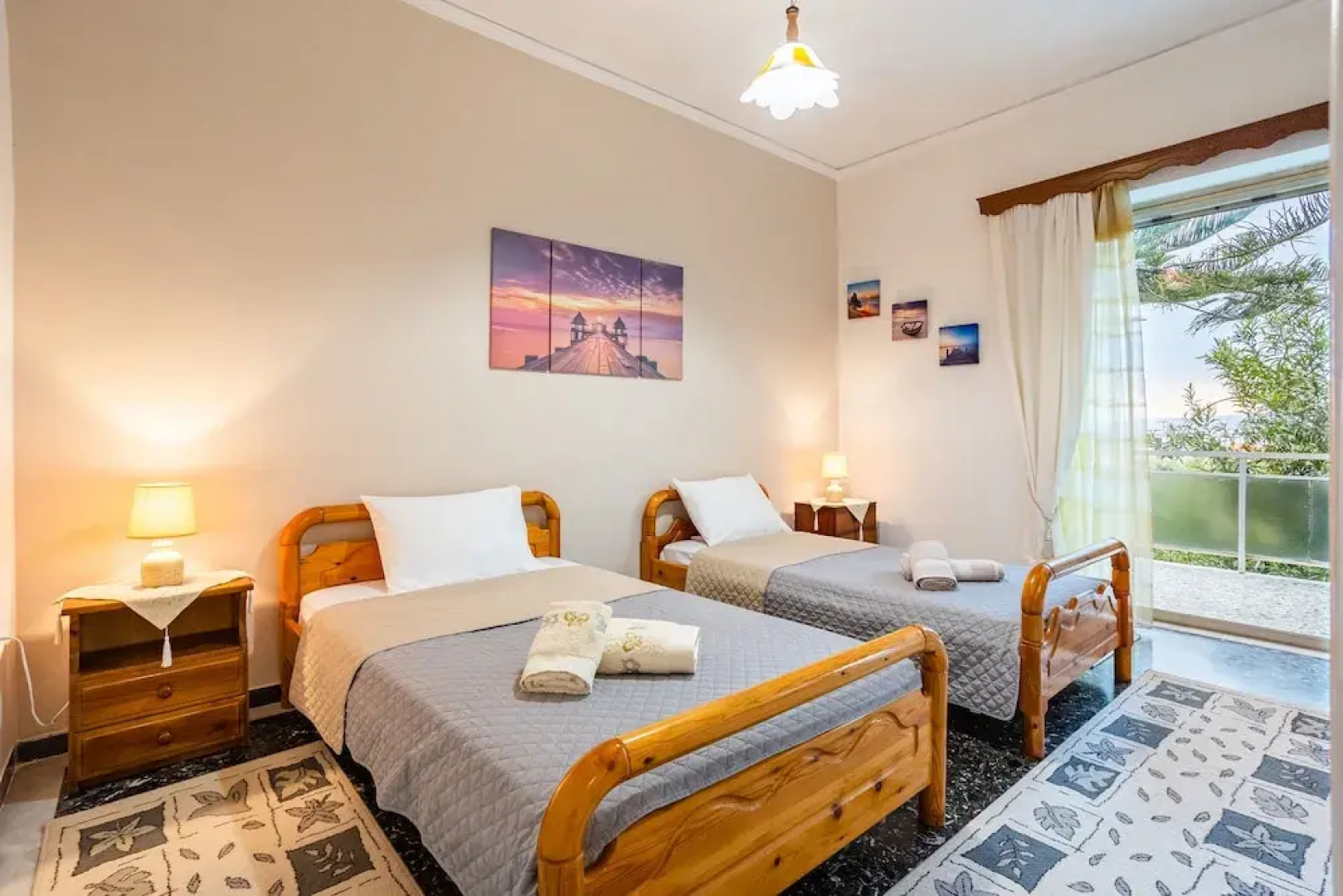 Seaside Family Haven - Avia's Spacious Getaway