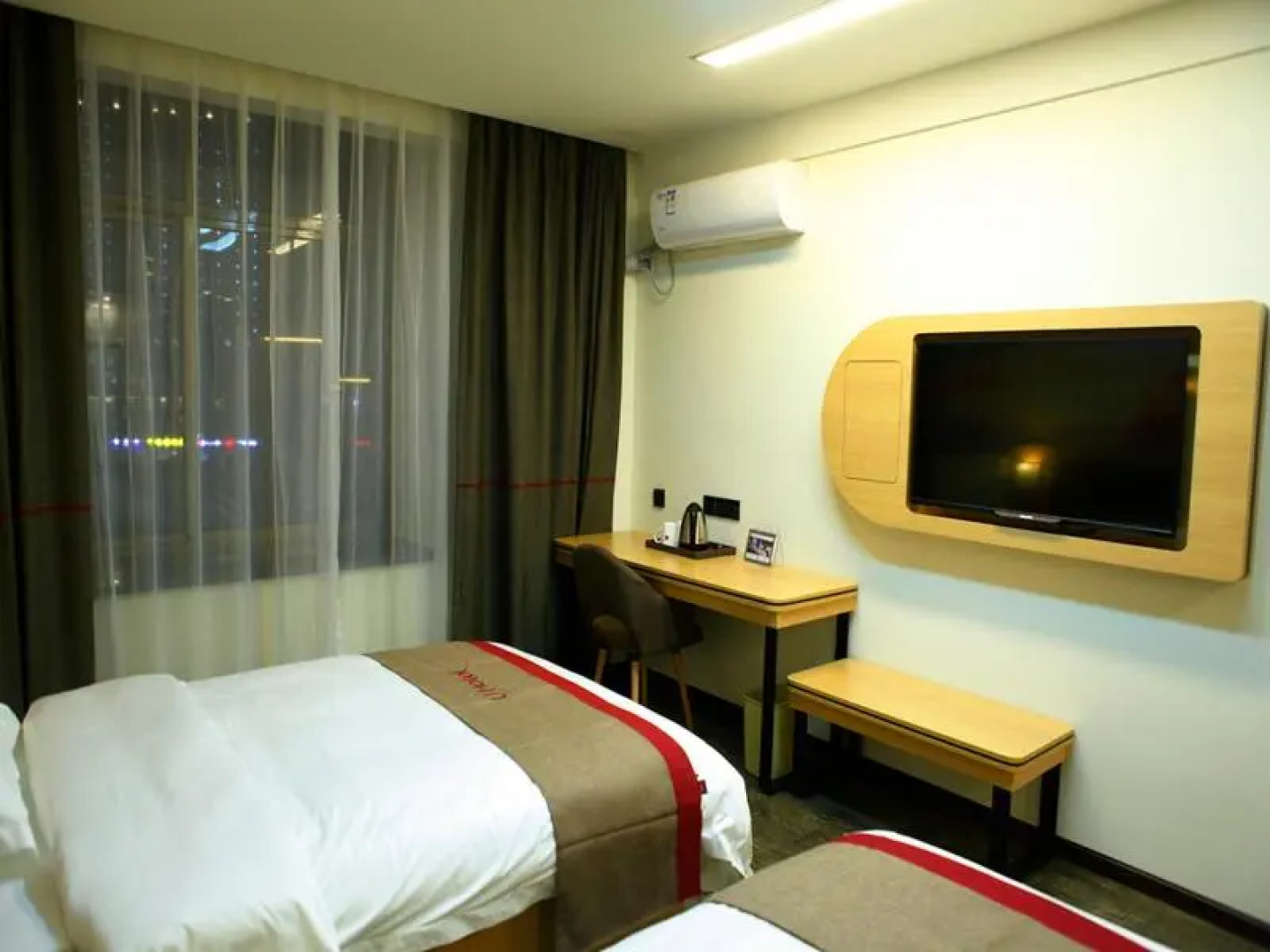 Thank Inn Hotel Jiangxi Ganzhou Huichang County Tongluowan Square