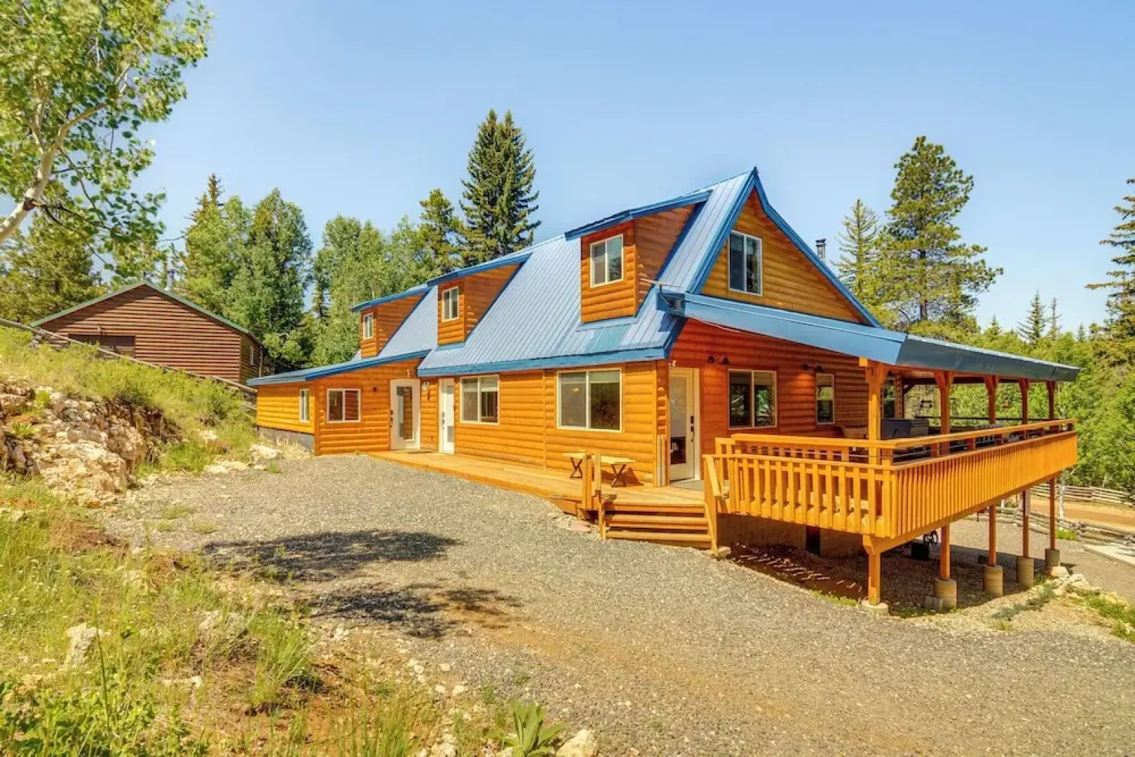 Inviting Utah Cabin w/ Spacious Deck + Fireplace!