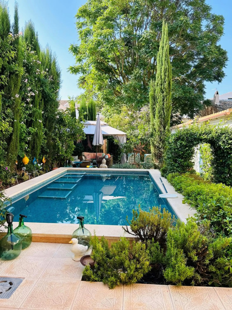 Self Catering Garden Apartment with a Private Garden and Shared Pool