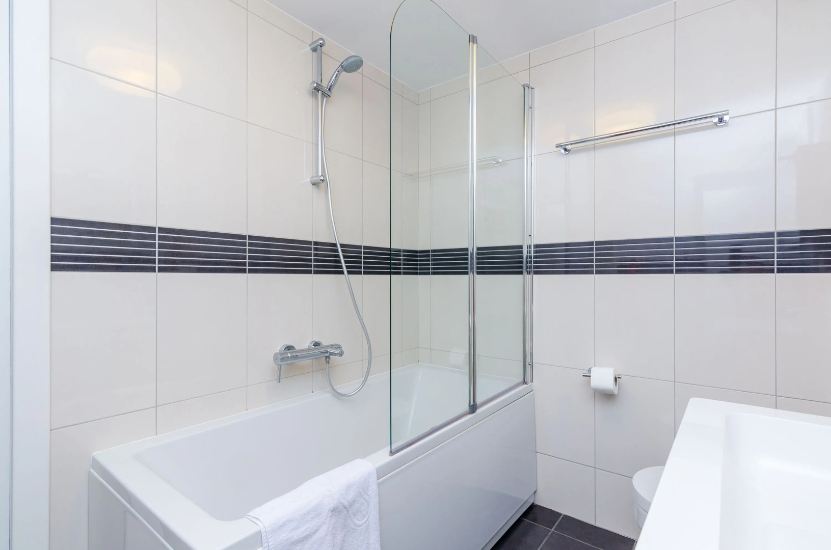 Villa Art Gallery - Six Bedroom Villa with Terrace and Swimming Pool