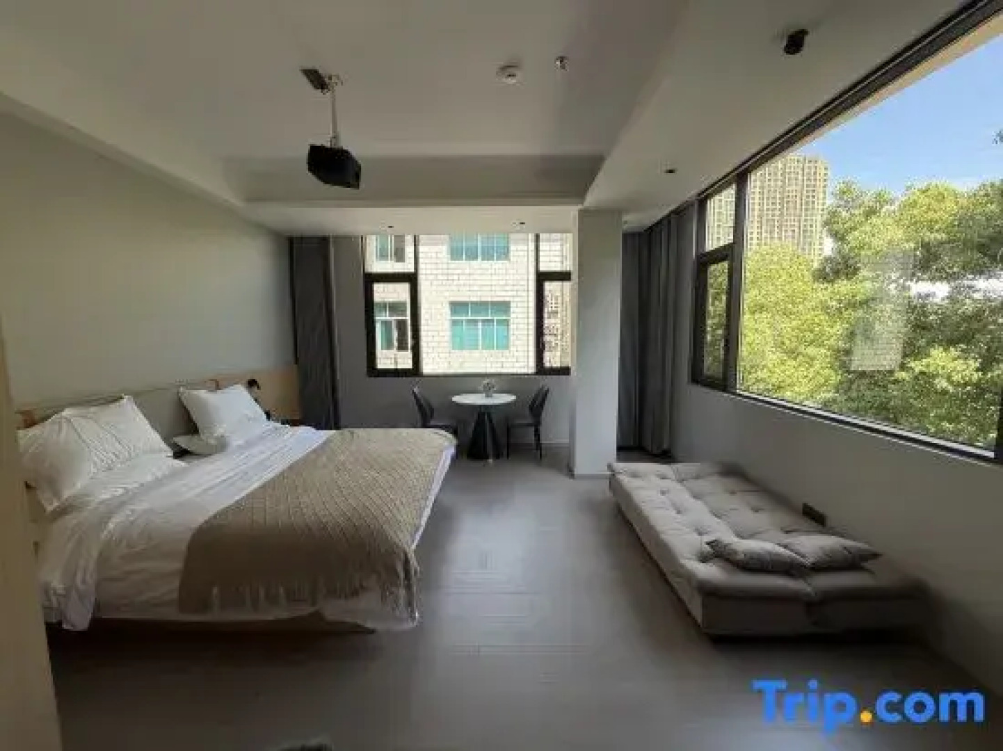 Yinghe Light Luxury Smart Homestay (Hengdian World Studios Store)