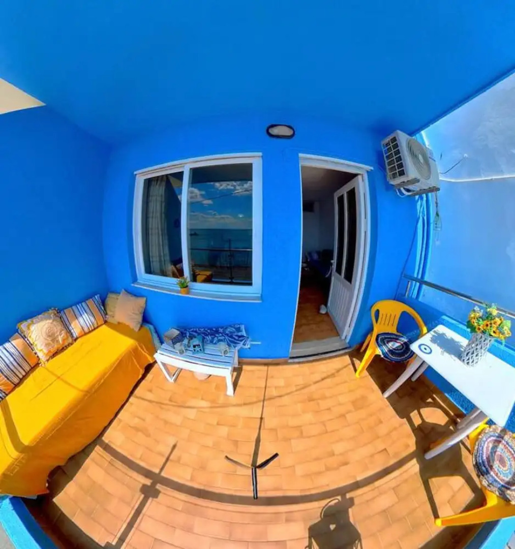 Blue House Beach Apartment - Sleeps 4 & Balcony