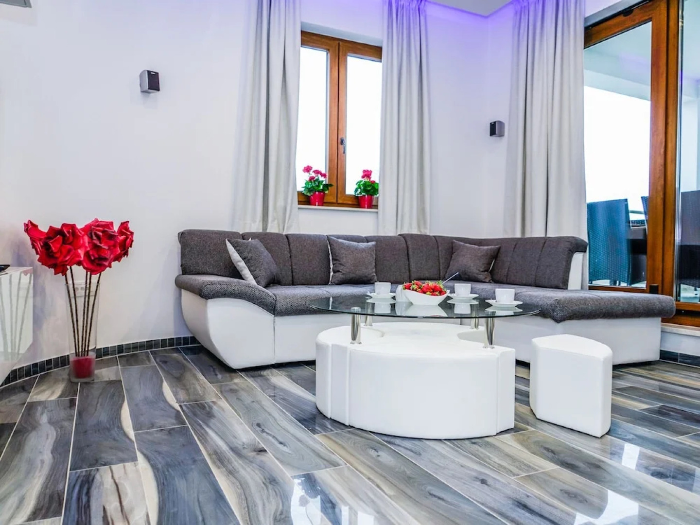 Luxurious Villa with Private Swimming Pool, Hot Tub, Sauna, Lovely Taverne