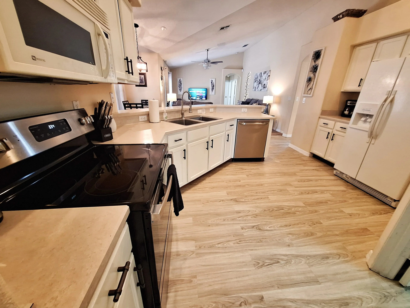 6/3 Pool home with spa and games room!, Clermont, US