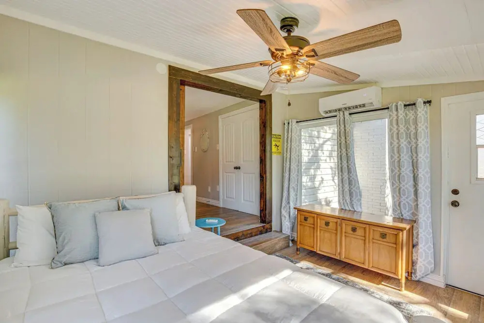 Waterfront Retreat w/ Hot Tub in Gun Barrel City!