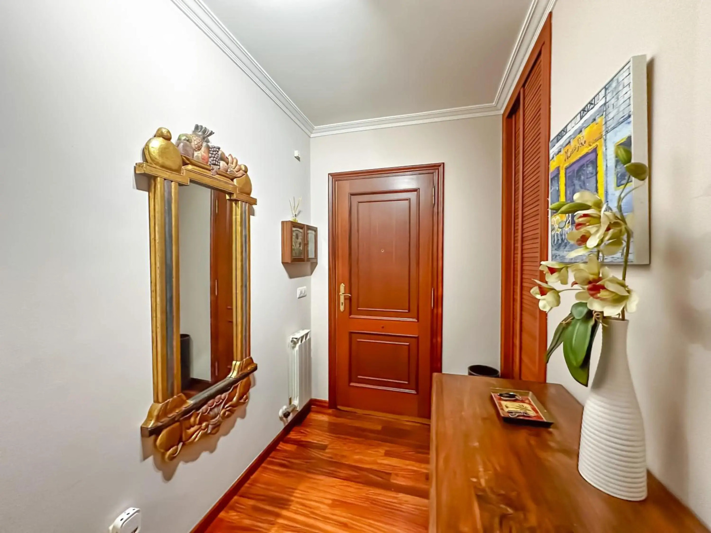 Apartamento completo, amplio, muy iluminado y con plaza de garaje incluida.