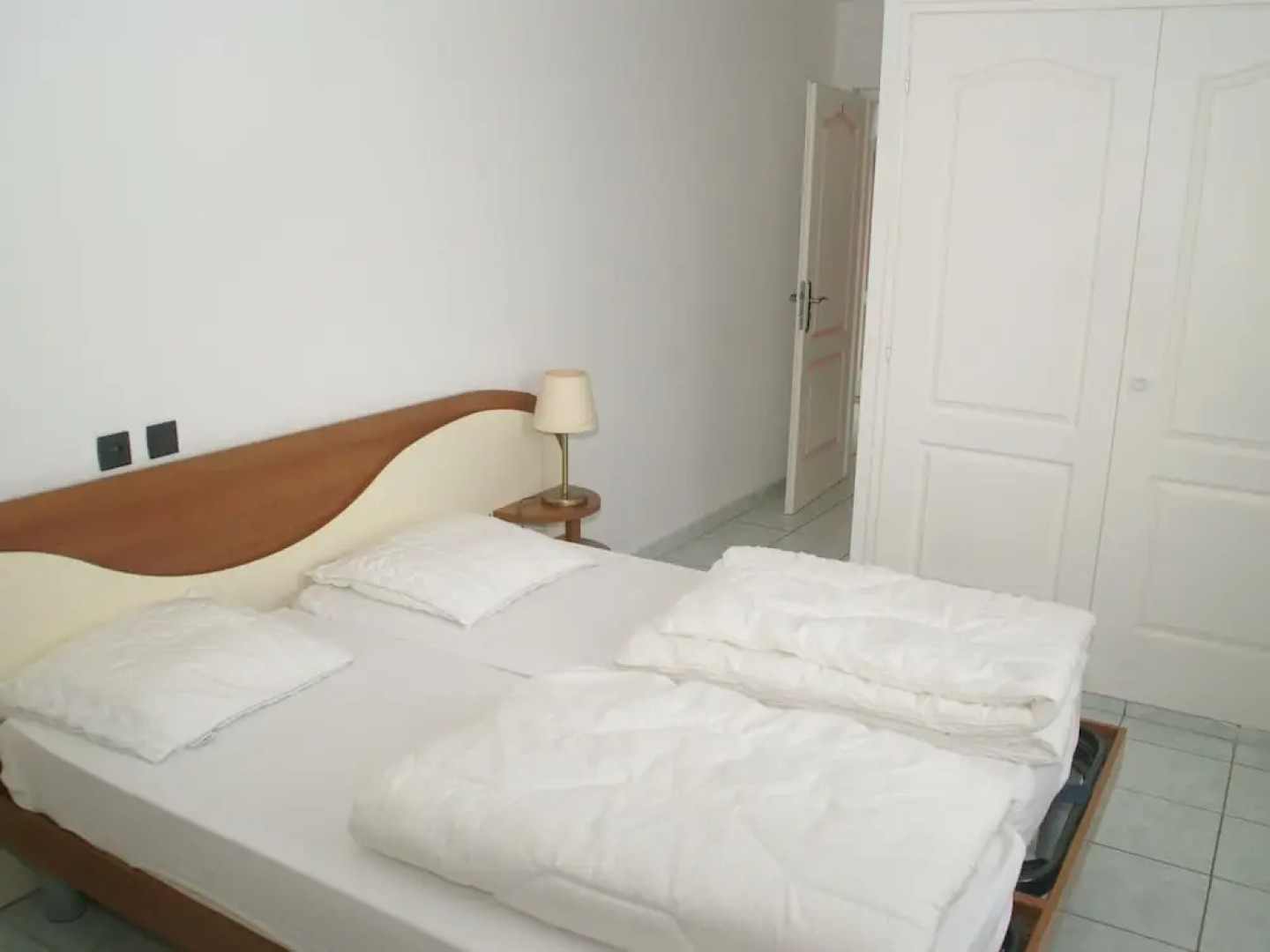 Spacious house, 100m from the beach, swimming pool.