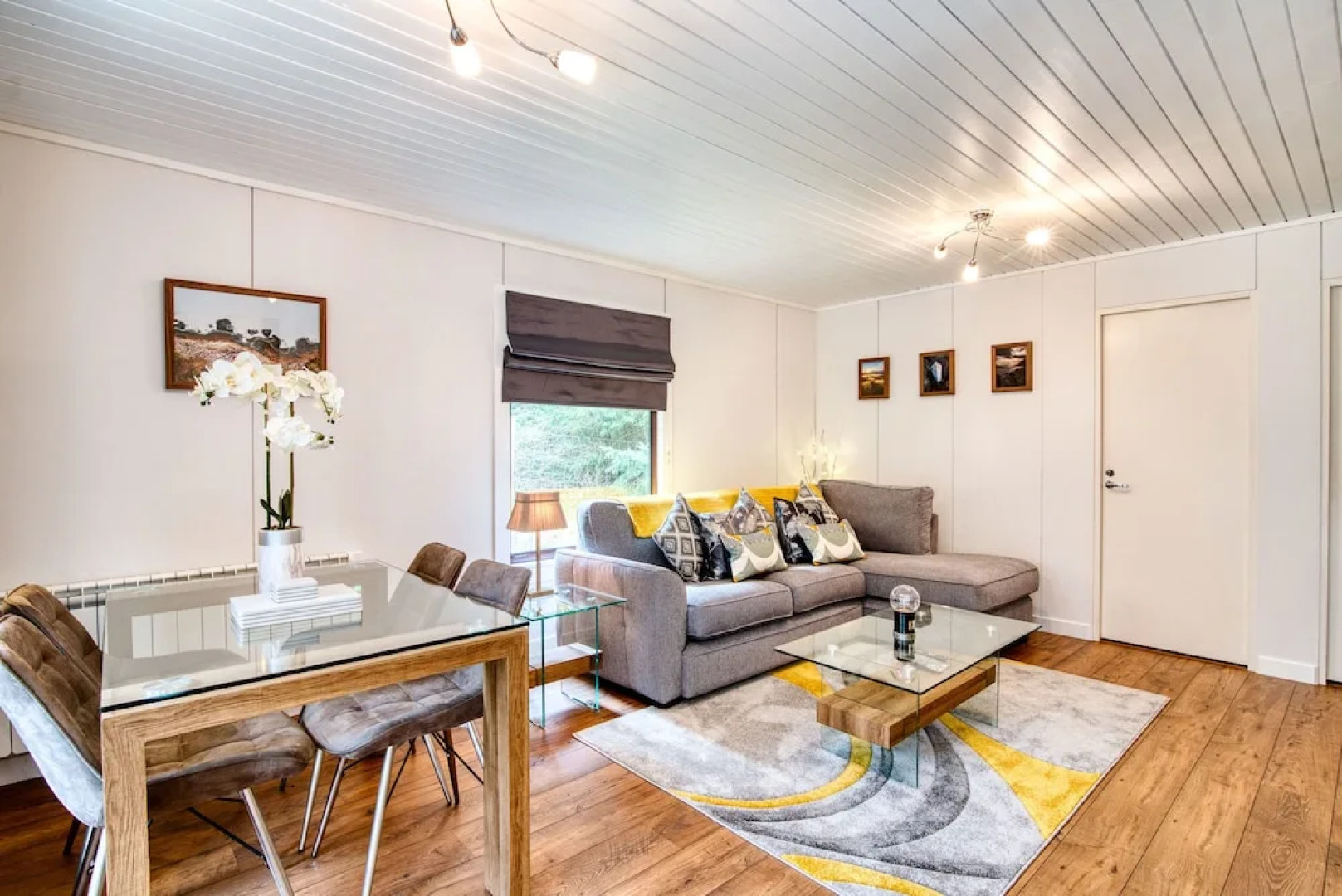 Otter With Mountain View and Enclosed Decking