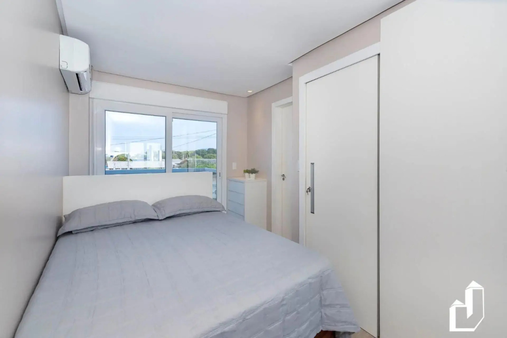 A tranquilidade que você busca em frente ao mar com 02 suítes