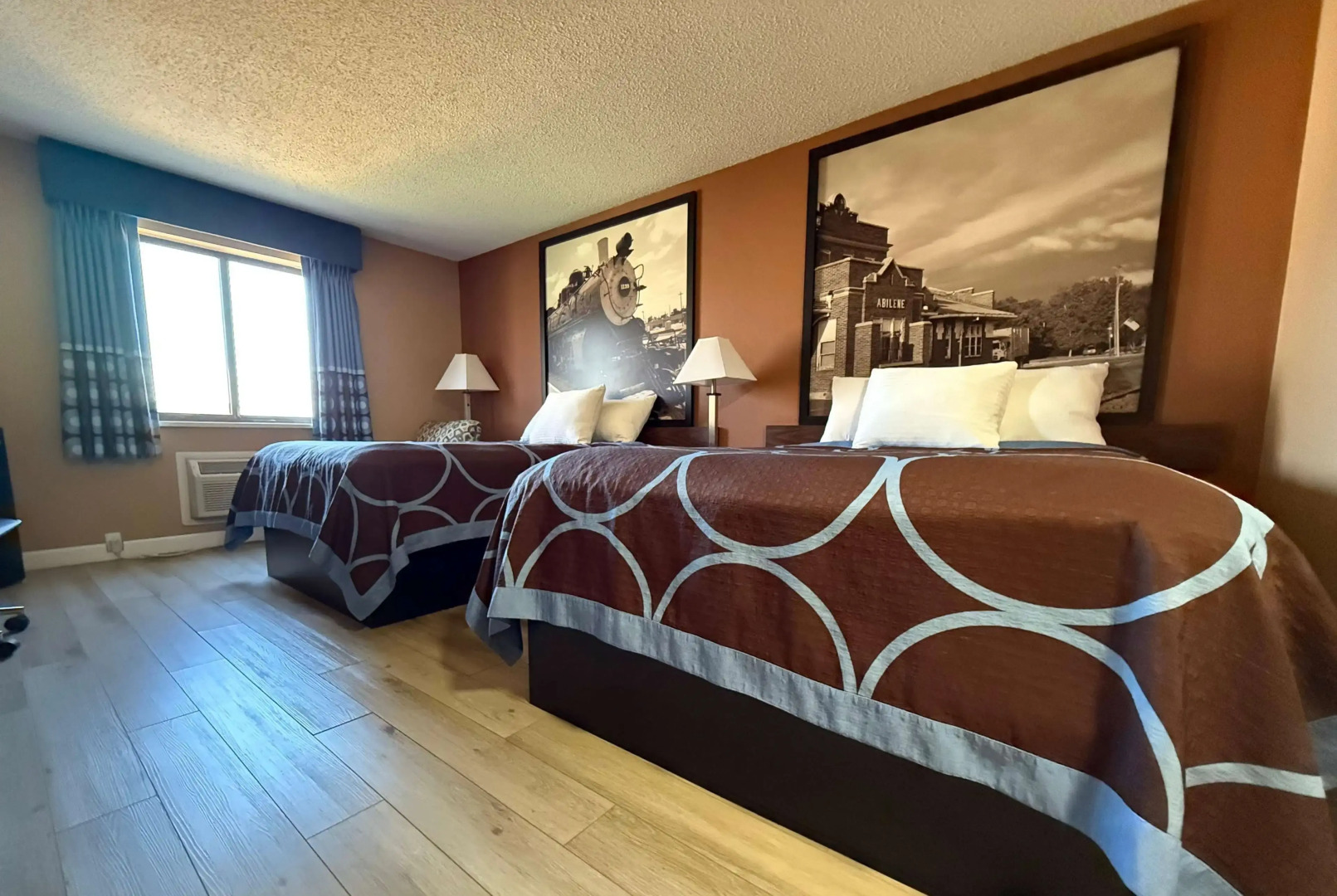 Super 8 by Wyndham Hutchinson