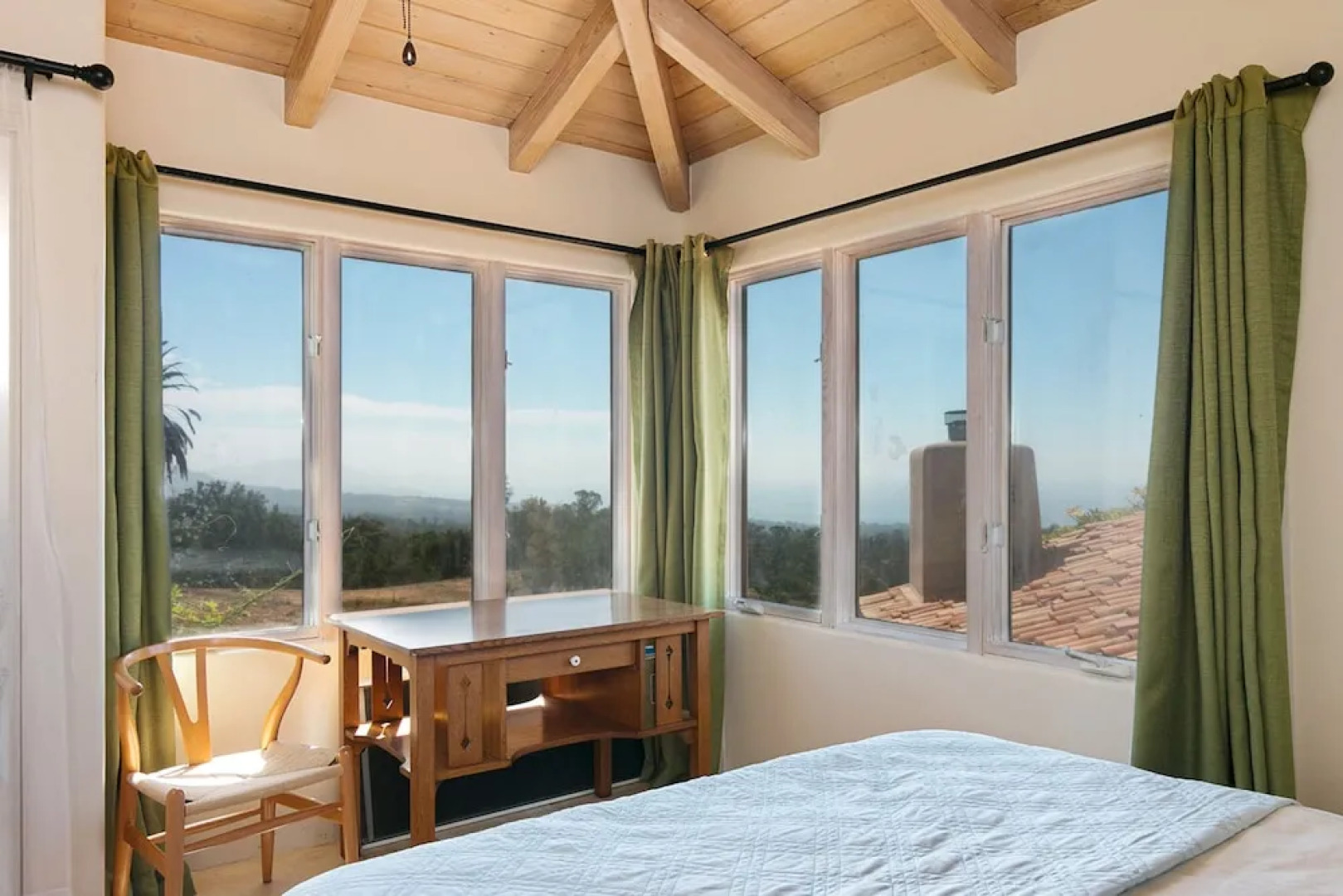 Lush Mountain Drive Home 3 Bedrooms 2.5 Bathrooms Home