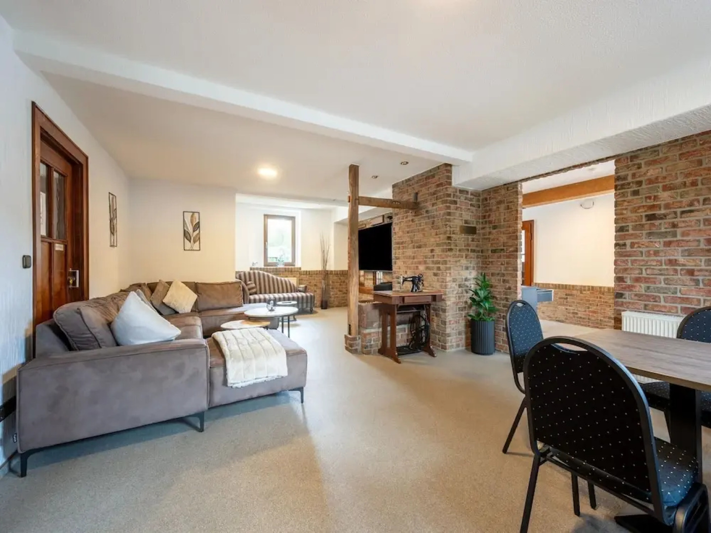 Grosse Gruppenunterkunft im Nationalpark Eifel mit Bar und Terrasse