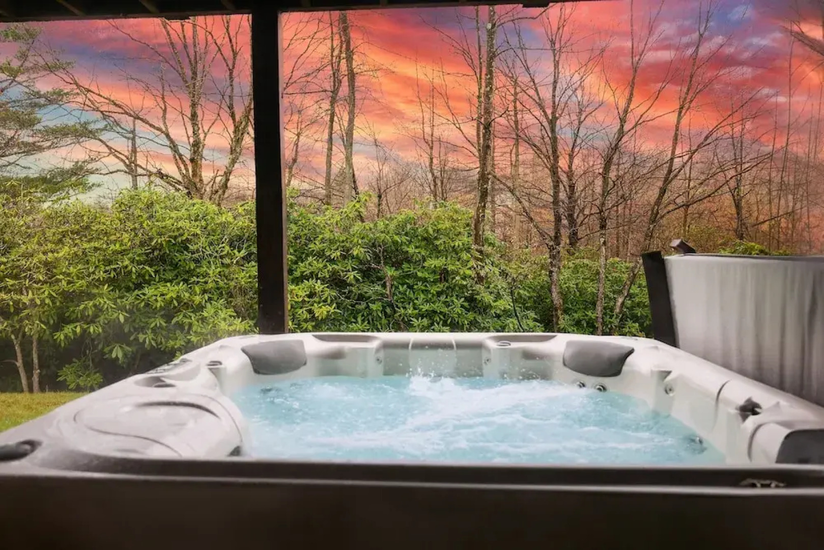 The Nest at Pinecrest by Avantstay Hot Tub Spacious Deck Game Room Fire Pit