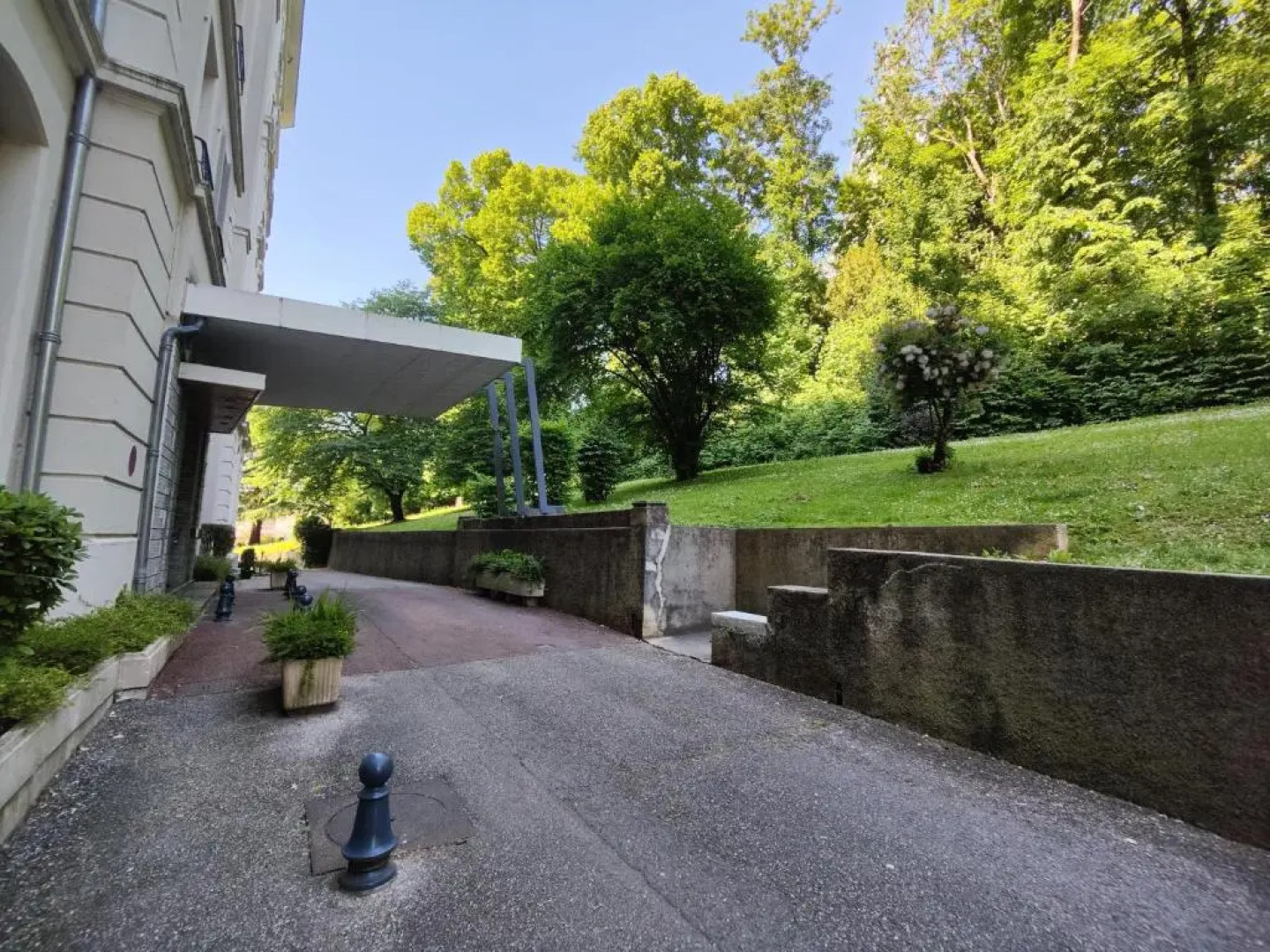 Grand studio 38m2 dans ancien palace avec piscine et place de parking privée