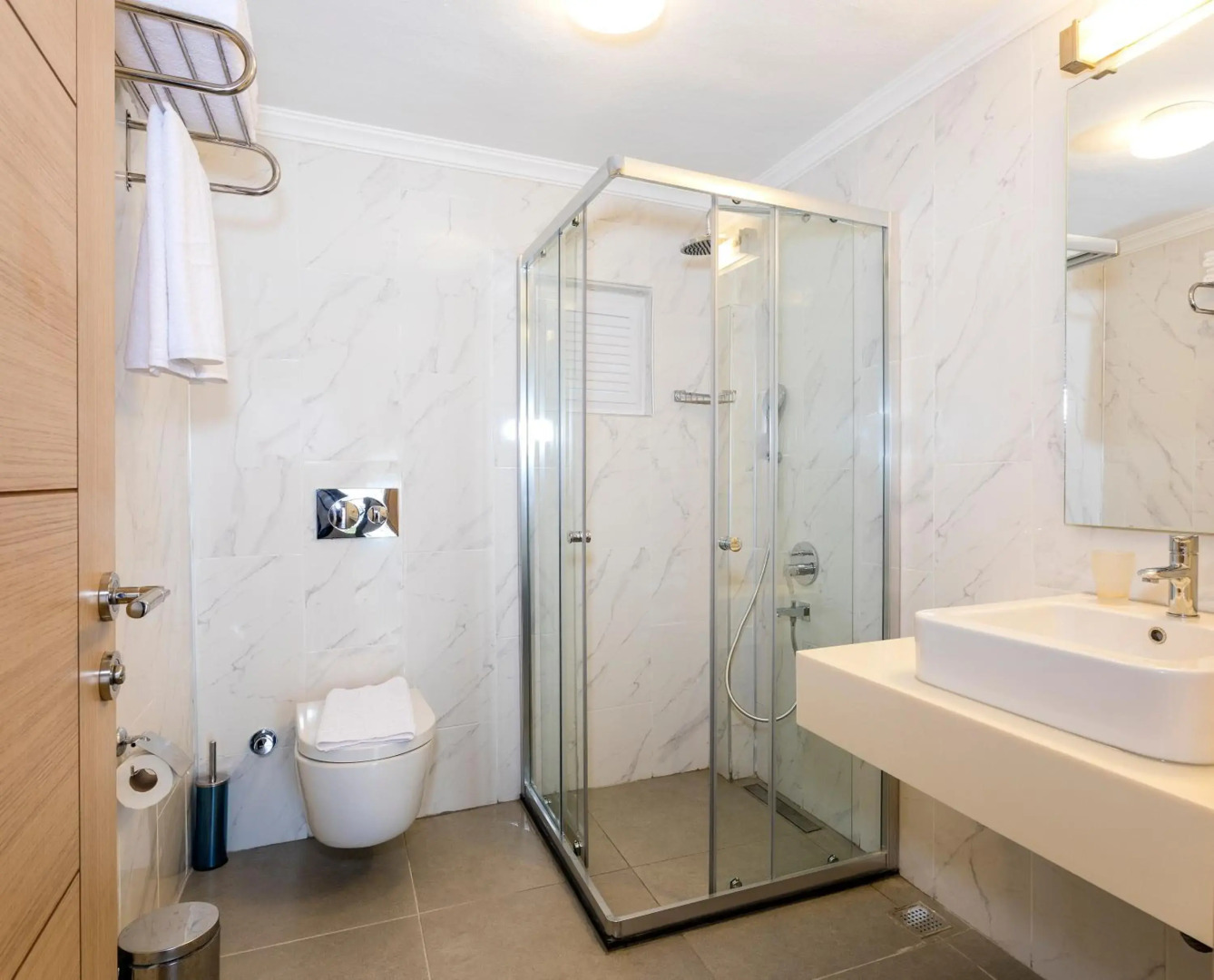 Moonshine Hotel & Suites