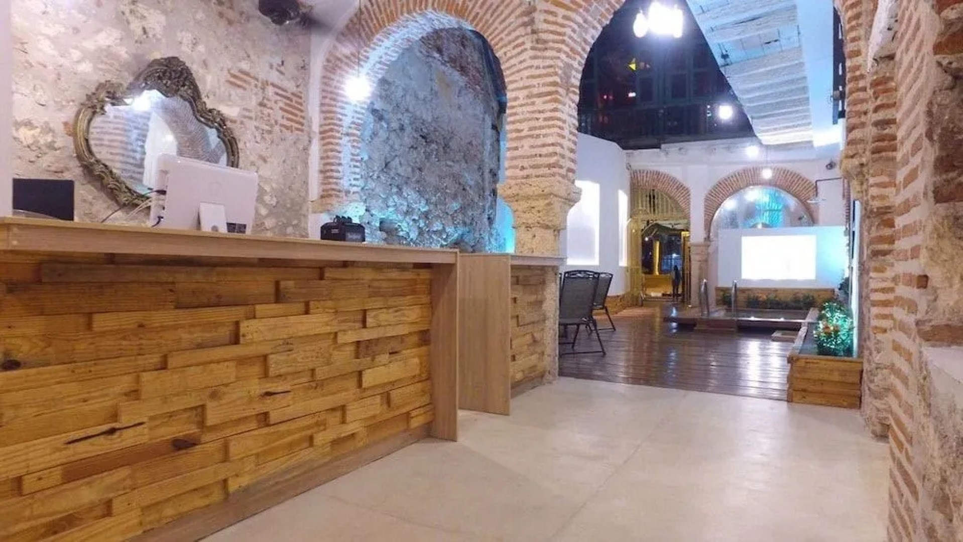 Bourbon St Hostal Boutique - Hostel