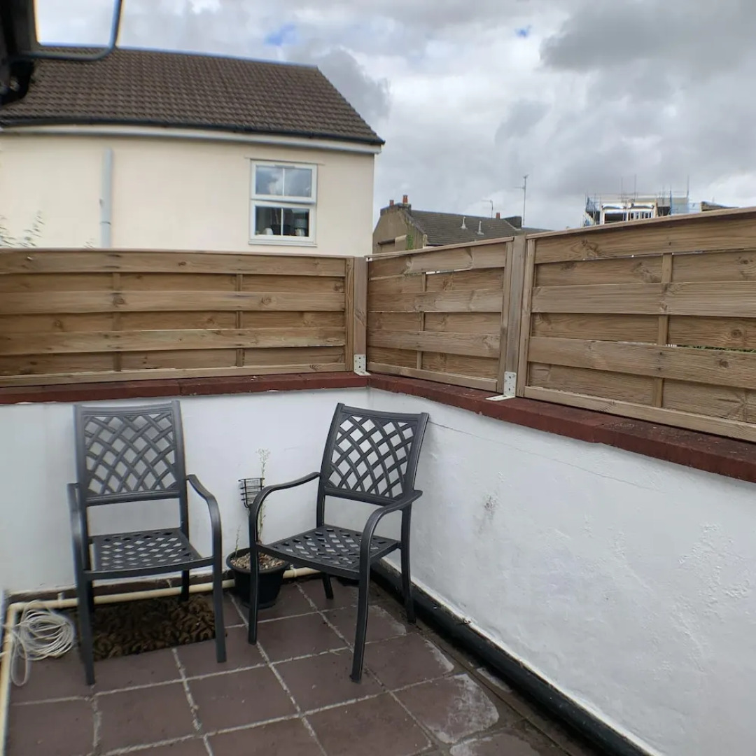 Cardigan House - Avad