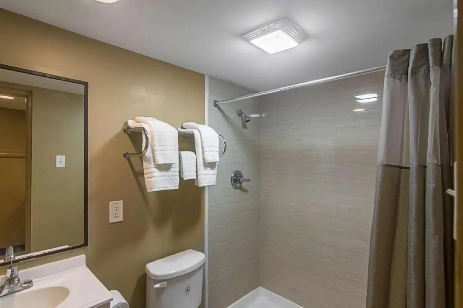 LoneStar Inn & Suites