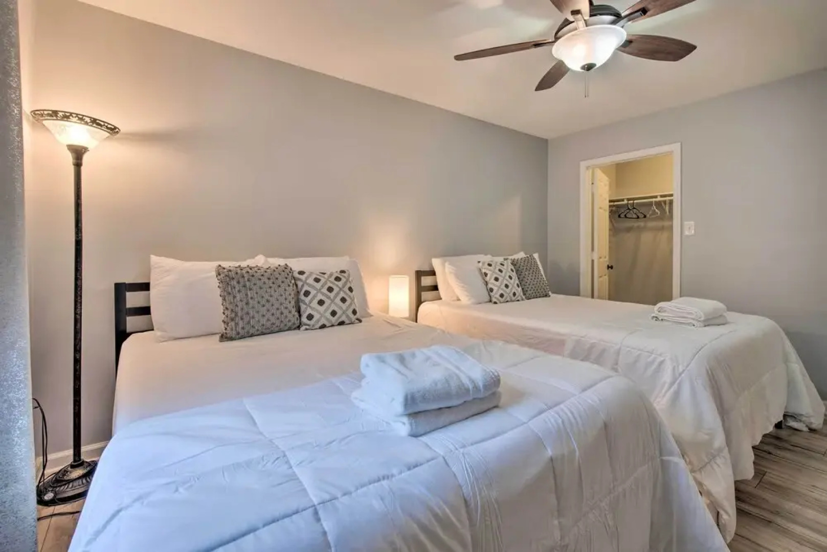 Beautiful Pocono Lake Cottage w/ Game Room!